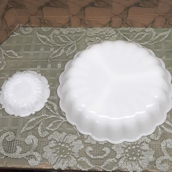 Anchor Hocking 9" Round White scalloped Milk Glass 3 Section divided dish - Picture 6 of 9